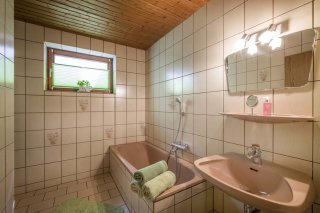 05q_ferienhaus_tauerngold_raurisertal_badezimmer_untergeschoss.jpg