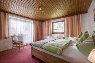 05c_ferienhaus_tauerngold_raurisertal_schlafzimmer1.jpg